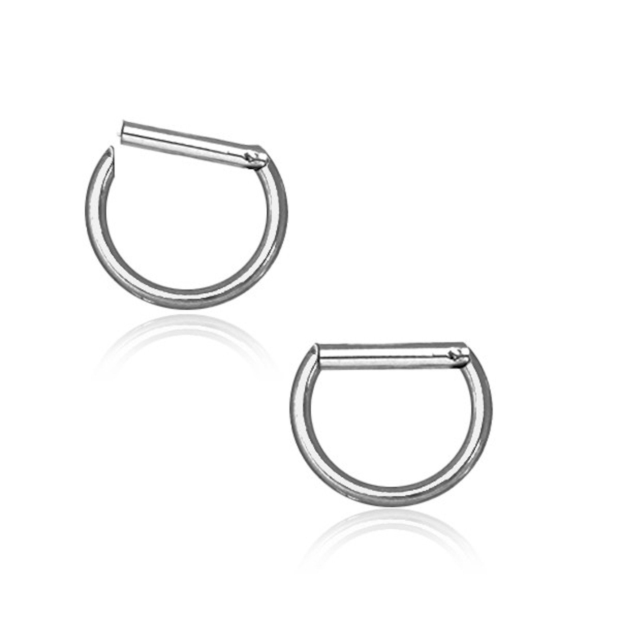 Two small, silver circular hoop earrings from Kaya Movement, styled as Anneau Segmenté 8mm Argenté Minimalist - Confort Ultime avec Charnière - Élégance Quotidienne pour Piercing Septum et Cartilage, are shown against a plain white background. The hinged mechanism allows for easy opening and closing, with one earring slightly rotated above the other. Both earrings cast a soft reflection on the surface.
